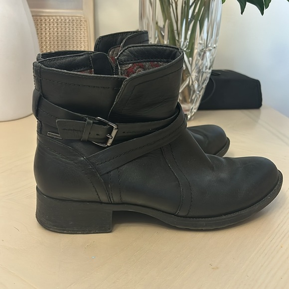 Cobb Hill by New Balance Shoes - 💦Leather Waterproof Cobb Hill by New Balance Comfort Booties